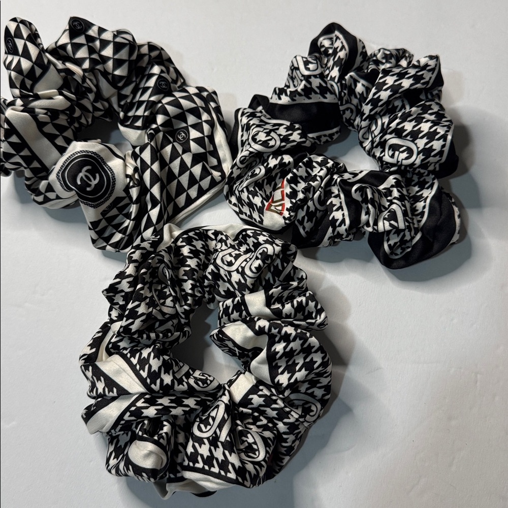 1x Stylish Black and White Scrunchie Set